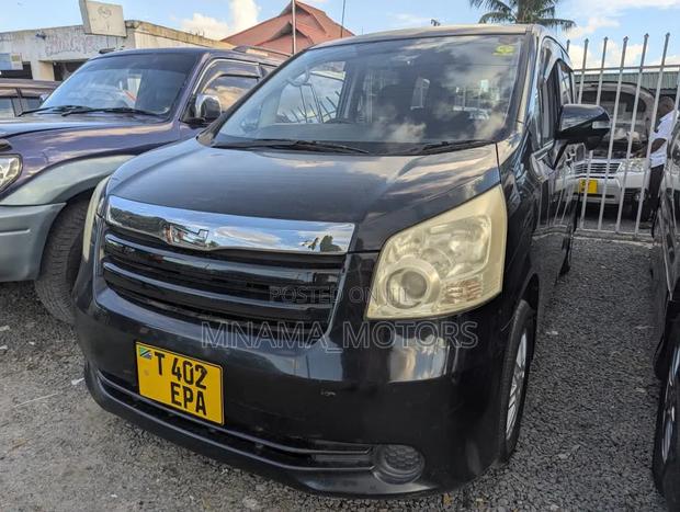 Toyota Noah 2.0 143hp FWD (8 Seater) 2008 Black