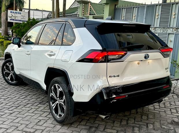 Toyota RAV4 Hybrid 2022 White