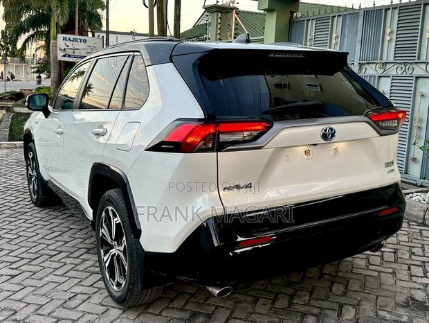 Toyota RAV4 Hybrid 2022 White