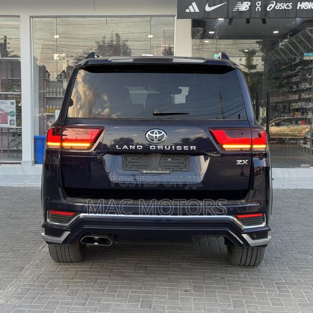 Toyota Land Cruiser LC300 2023 Blue