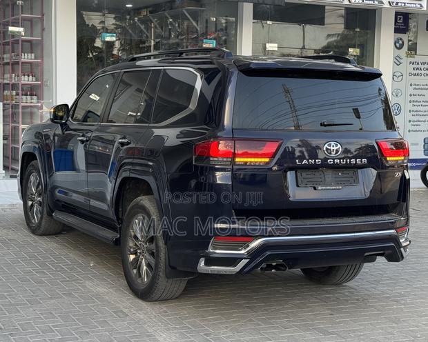 Toyota Land Cruiser LC300 2023 Blue
