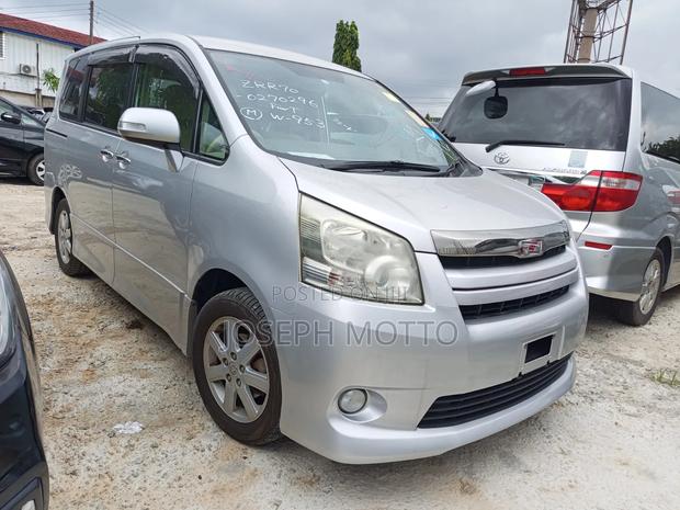 Toyota Noah 2010 Silver