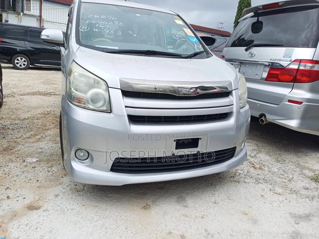 Toyota Noah 2010 Silver