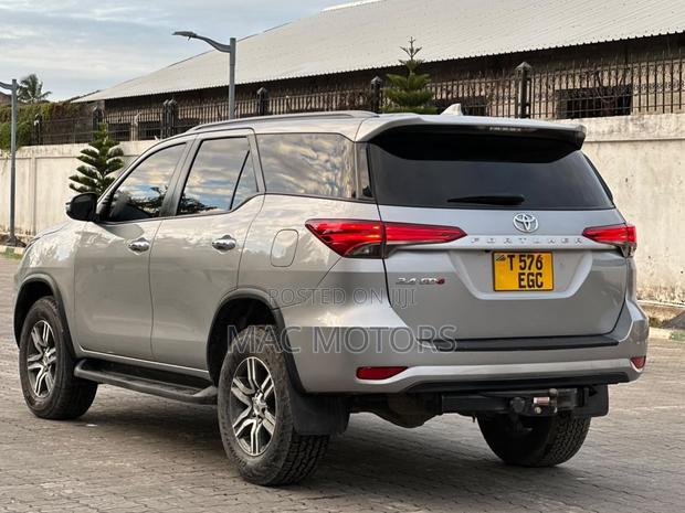 Toyota Fortuner 2022 Silver