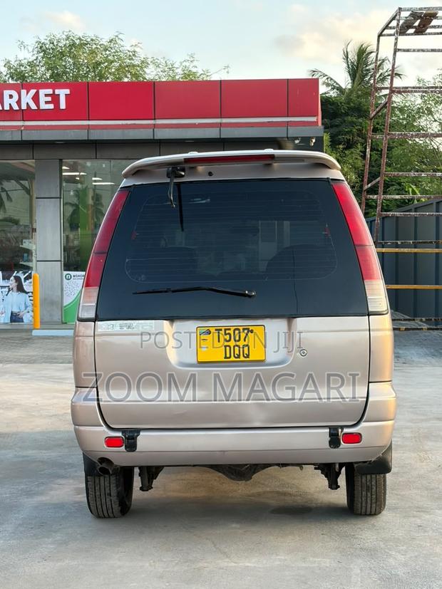 Toyota Noah 2003 Beige