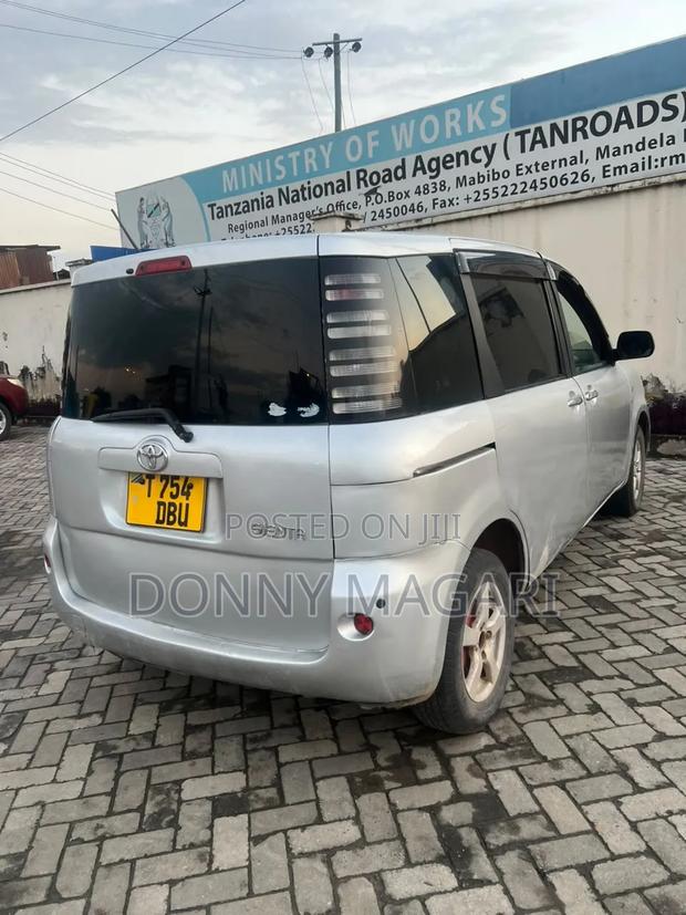 Toyota Sienta 2005 Silver