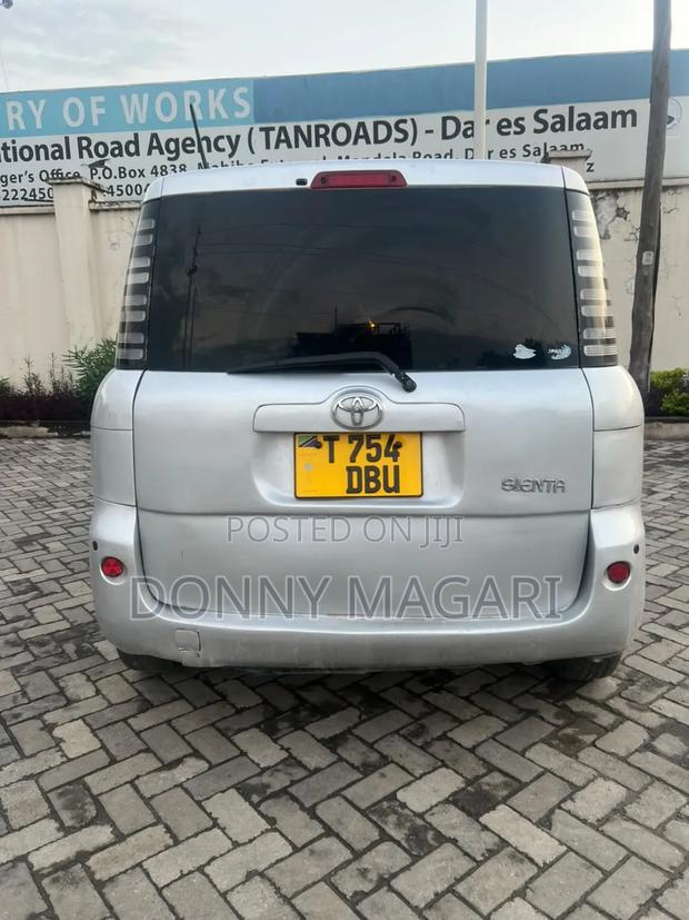 Toyota Sienta 2005 Silver