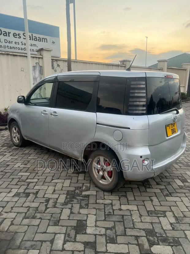Toyota Sienta 2005 Silver