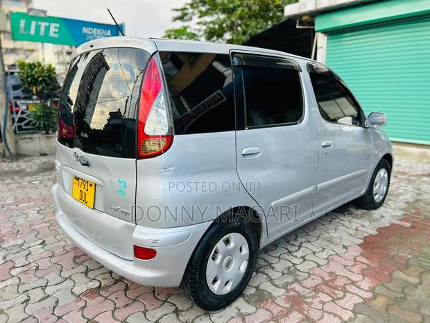 Toyota Fun Cargo 2005 Silver