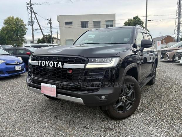 Toyota Land Cruiser LC300 2023 Black