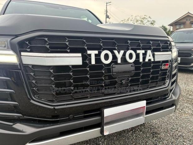 Toyota Land Cruiser LC300 2023 Black