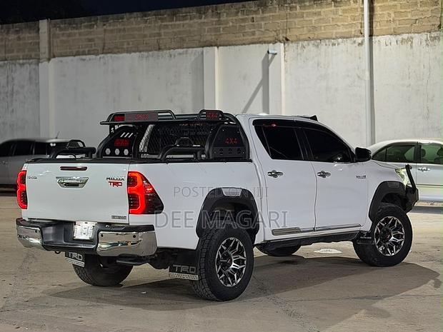 Toyota Hilux 2022 White
