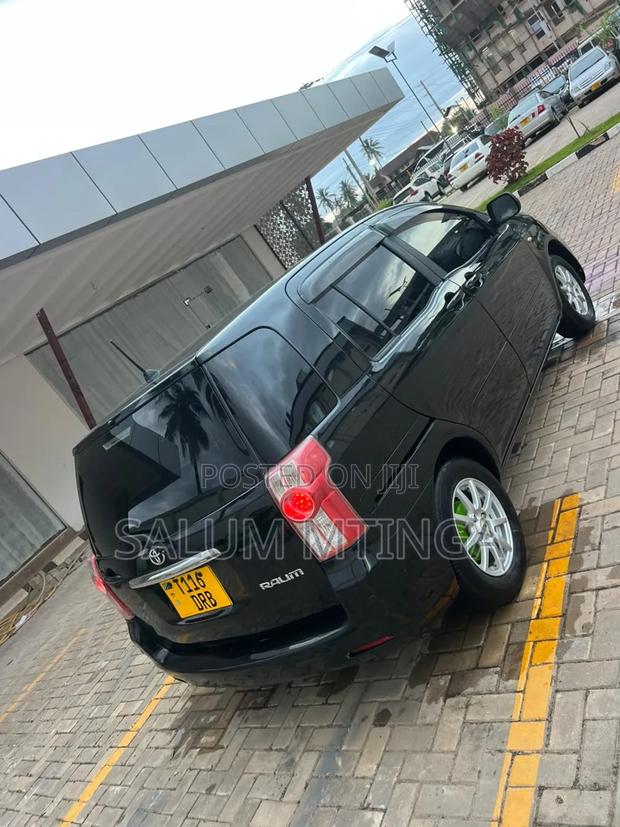 Toyota Raum 2010 Black