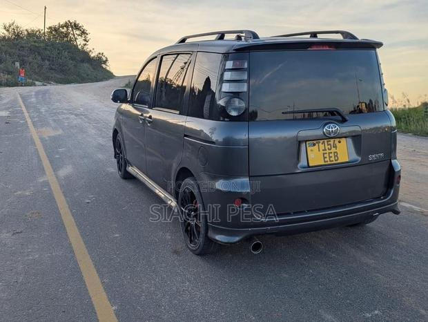 Toyota Sienta 2010 Gray