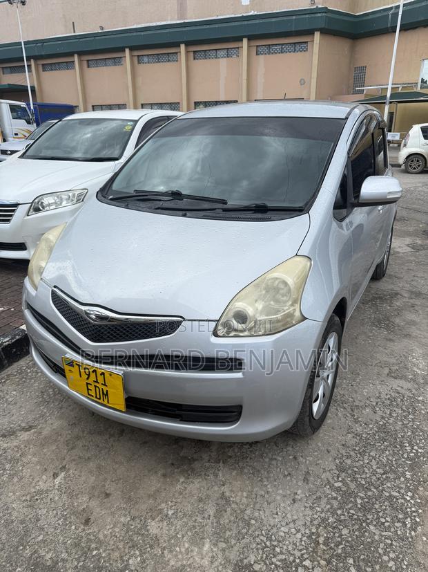 Toyota Ractis 1.3 FWD 2008 Silver