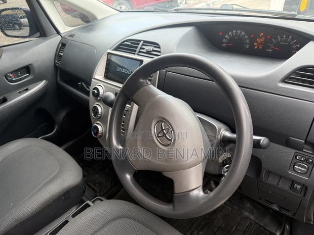 Toyota Ractis 1.3 FWD 2008 Silver