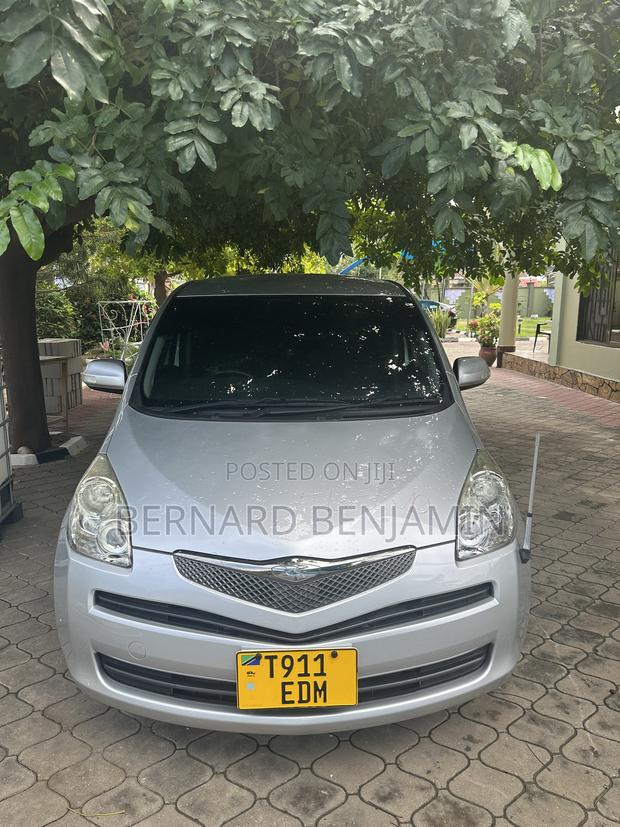 Toyota Ractis 1.3 FWD 2008 Silver