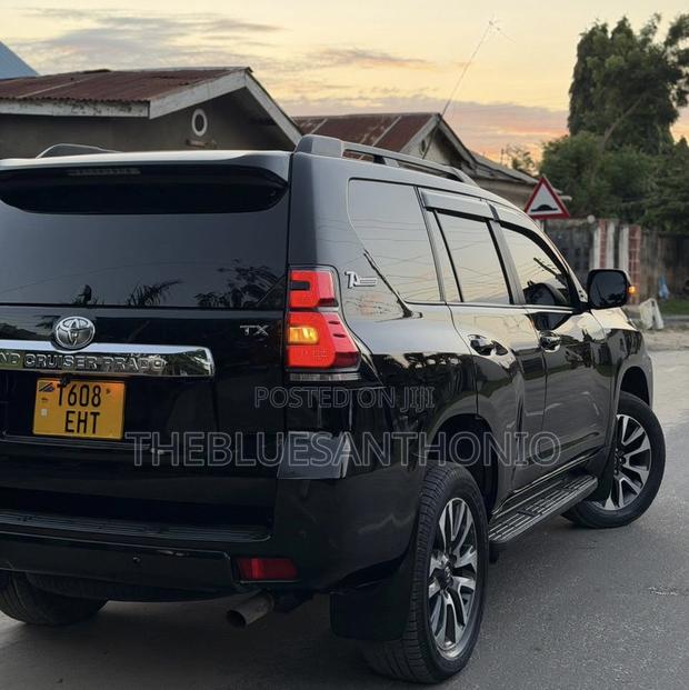 Toyota Land Cruiser Prado 2022 Black