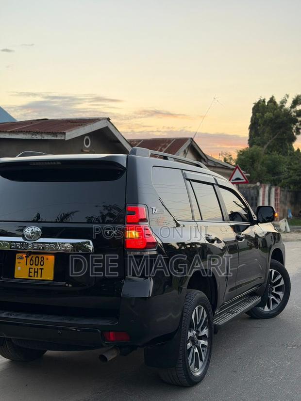 Toyota Land Cruiser Prado 2022 Black
