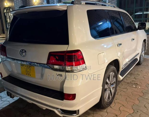 Toyota Land Cruiser 2016 White
