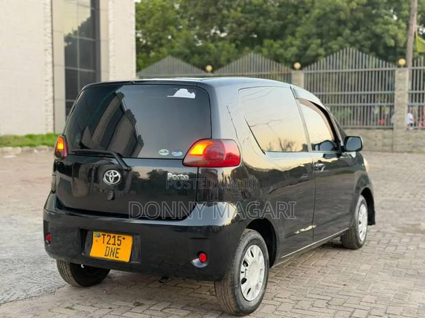 Toyota Porte 2004 Black
