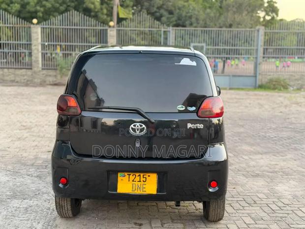 Toyota Porte 2004 Black