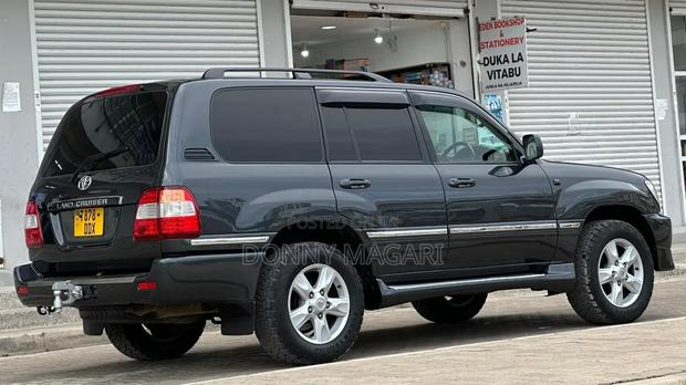 Toyota Land Cruiser 2005 Black