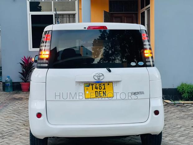 Toyota Sienta 2005 White