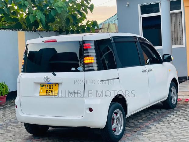 Toyota Sienta 2005 White