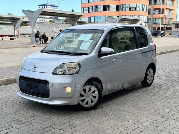 Toyota Porte 2012 Silver