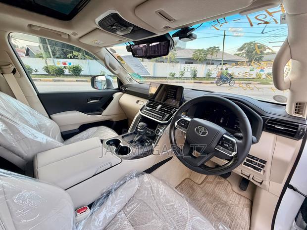 Toyota Land Cruiser 2025 White