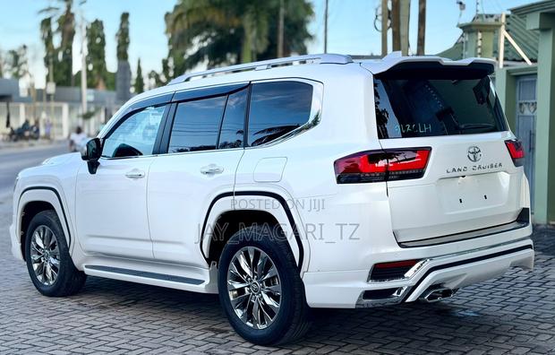 Toyota Land Cruiser 2025 White