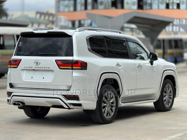 New Toyota Land Cruiser LC300 2025 White