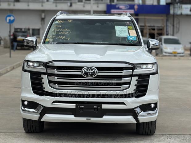 New Toyota Land Cruiser LC300 2025 White