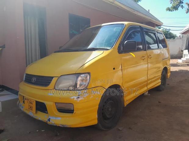 Toyota Noah 2001 Yellow