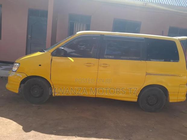 Toyota Noah 2001 Yellow