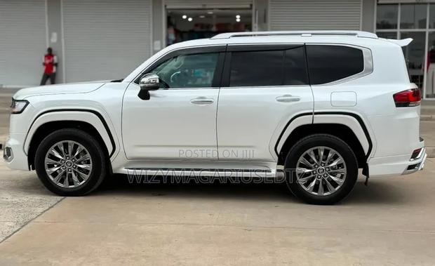 New Toyota Land Cruiser 2025 Off white