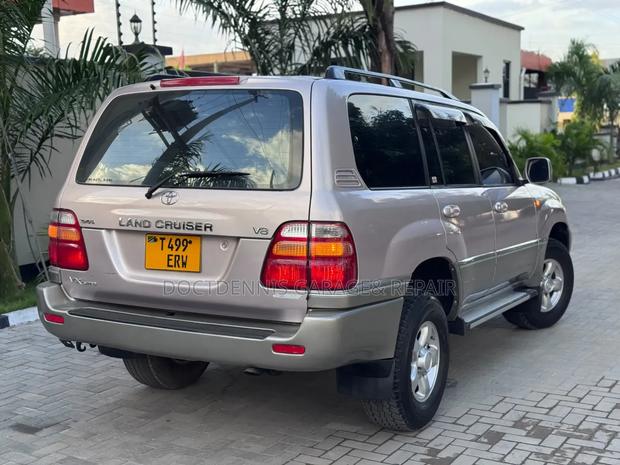 Toyota Land Cruiser HDJ 100 2001 Gold