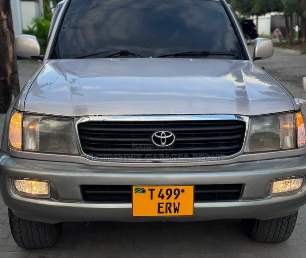 Toyota Land Cruiser HDJ 100 2001 Gold