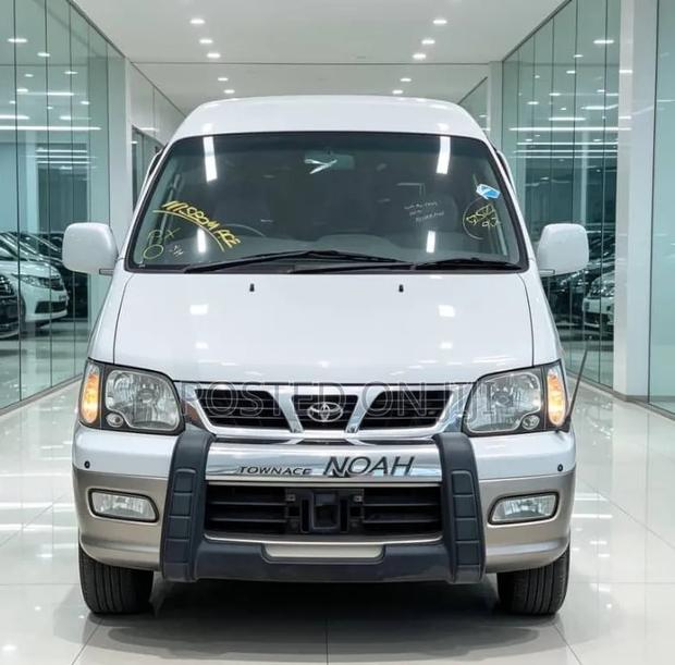 Toyota Noah 2004 White