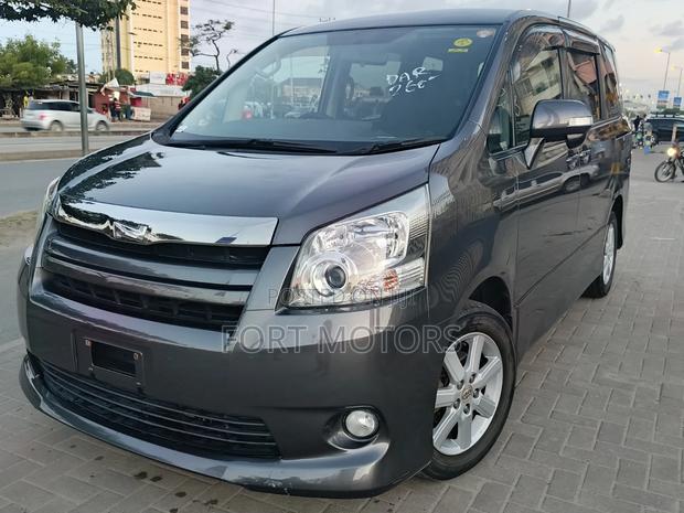 Toyota Noah 2007 Gray