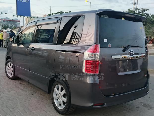 Toyota Noah 2007 Gray