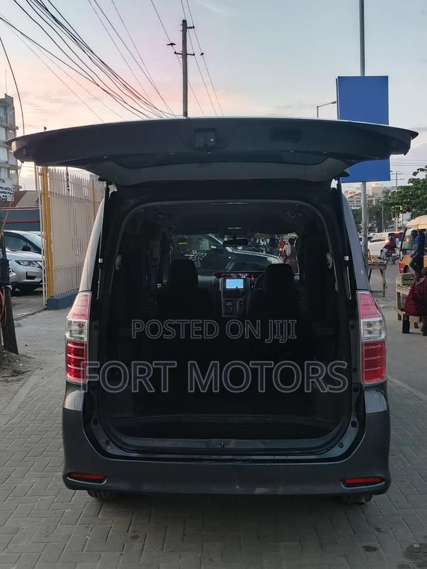 Toyota Noah 2007 Gray