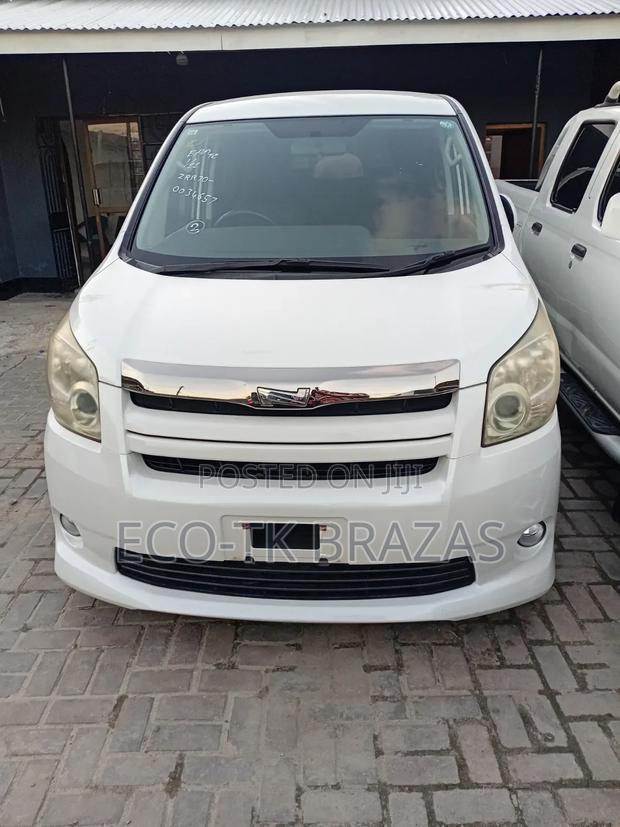 Toyota Noah 2.0 143hp FWD (8 Seater) 2008 White