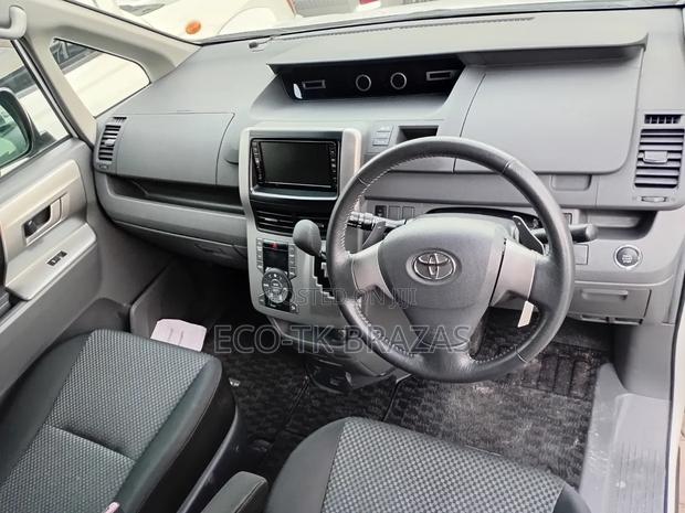 Toyota Noah 2.0 143hp FWD (8 Seater) 2008 White