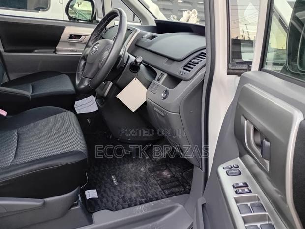 Toyota Noah 2.0 143hp FWD (8 Seater) 2008 White
