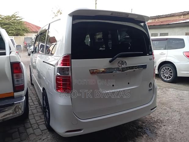 Toyota Noah 2.0 143hp FWD (8 Seater) 2008 White