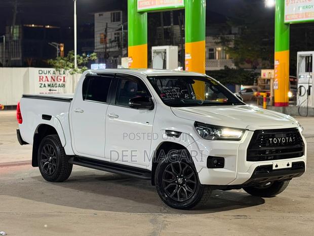 Toyota Hilux 2023 White