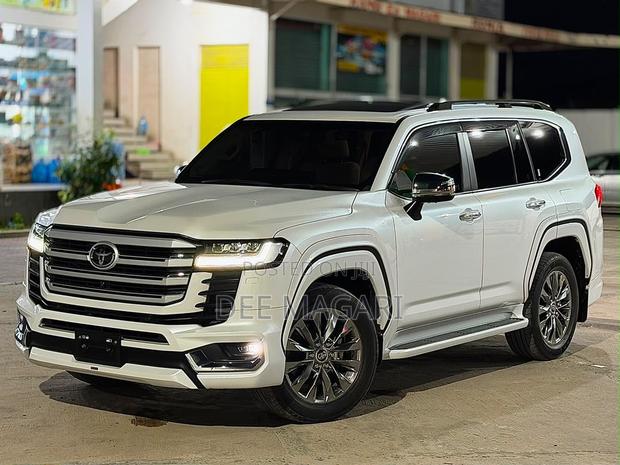 Toyota Land Cruiser LC300 2024 White