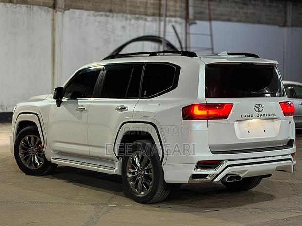Toyota Land Cruiser LC300 2024 White